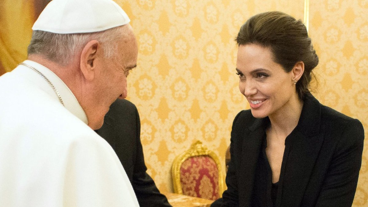 Angelina Jolie su popiežiumi Pranciškumi / „Scanpix“/AFP/Osservatore Romano nuotr.