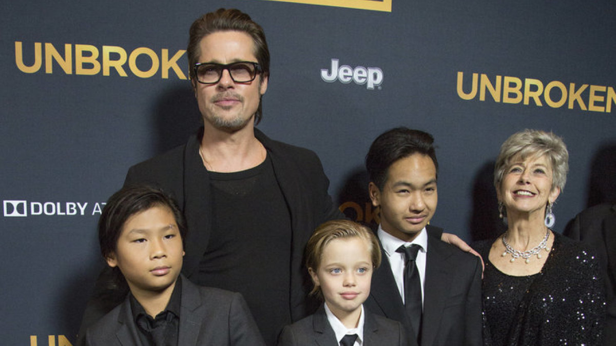 Bradas Pittas su savo vaikais ir mama Jane. Viduryje – dukra Shiloh su broliais Maddoxas (dešinėje) ir Paxas (kairėje) / „Scanpix“ nuotr.