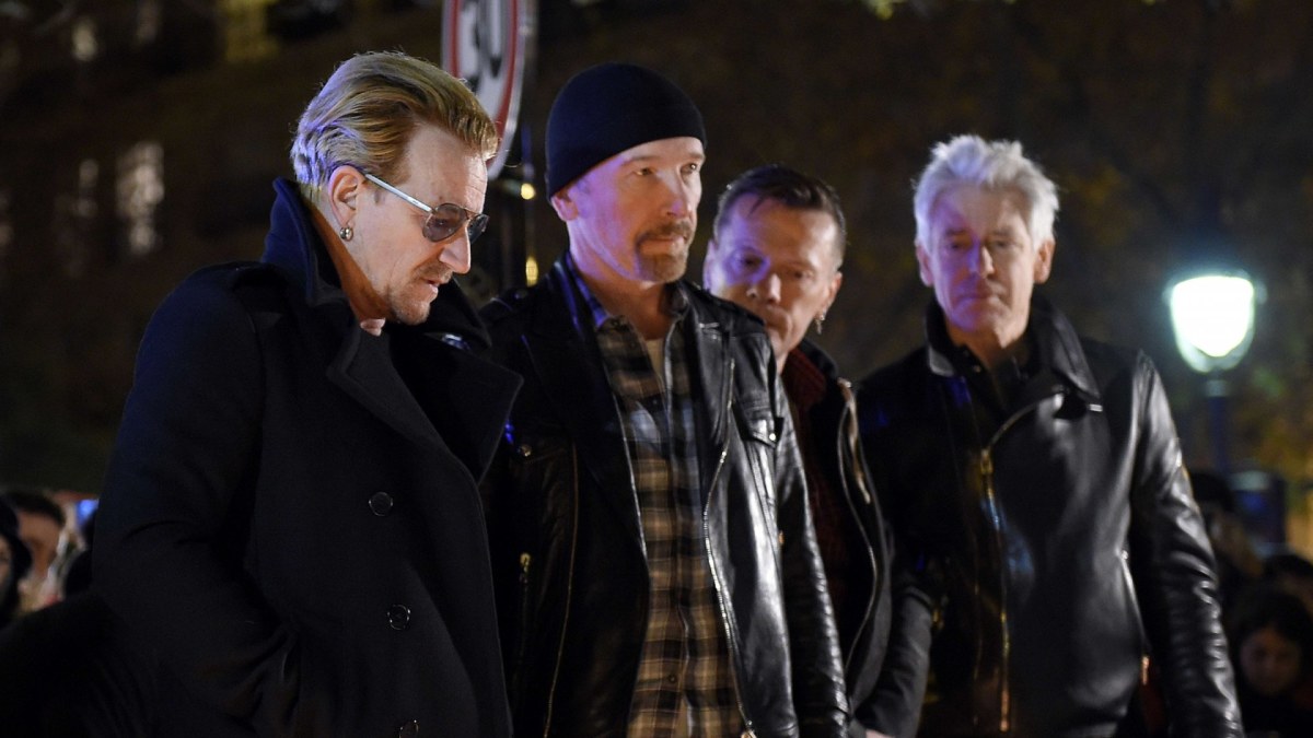 „U2“ prie „Bataclan“ koncertų salės / AFP/„Scanpix“ nuotr.