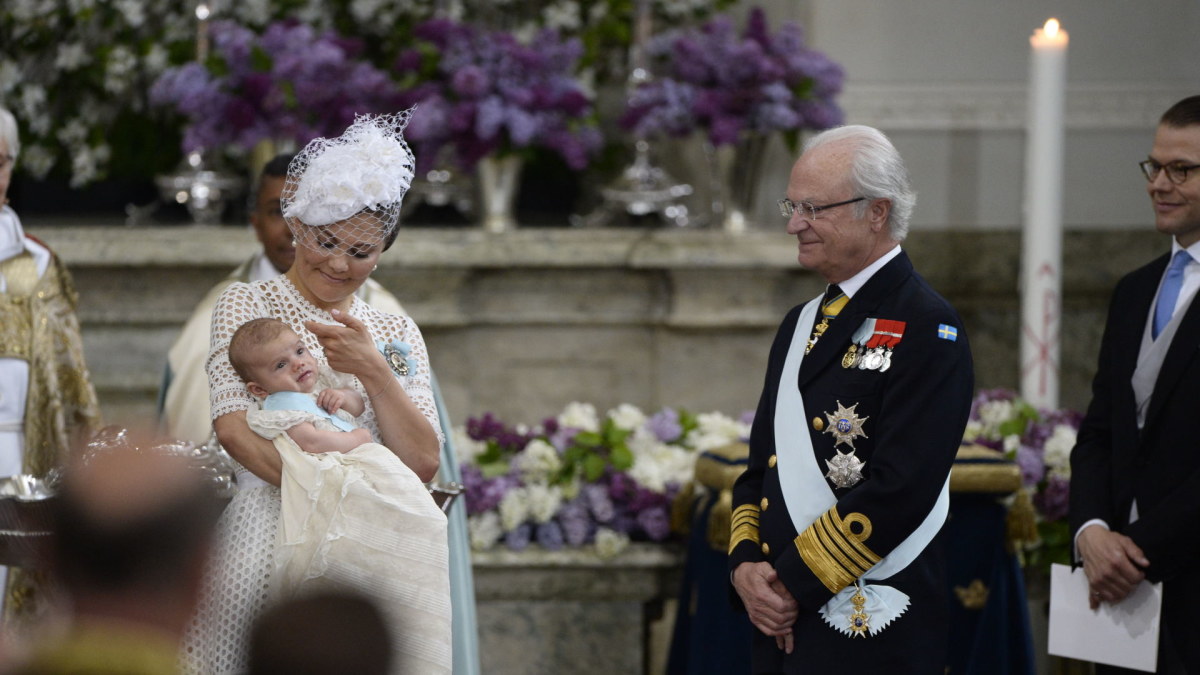 Švedijos princesė Victoria su sūnumi Oscaru ir tėvu karaliumi Carlu XVI Gustafu / „Scanpix“ nuotr.