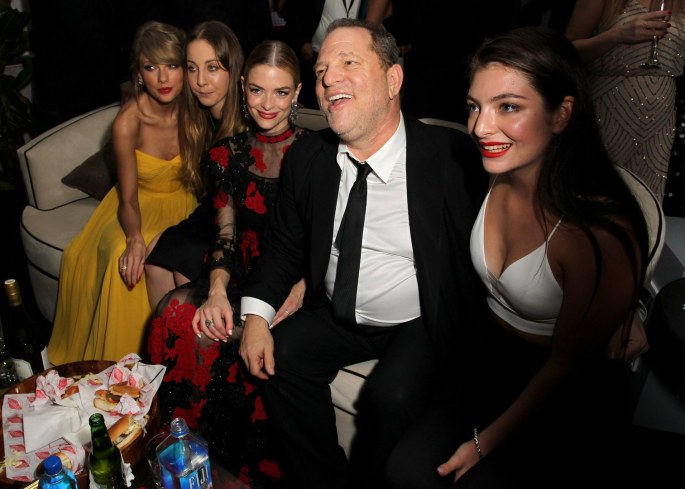 Prodiuseris Harvey Weinsteinas su Taylor Swift, Este Haim, Jaime King ir Lorde / AFP/„Scanpix“ nuotr.