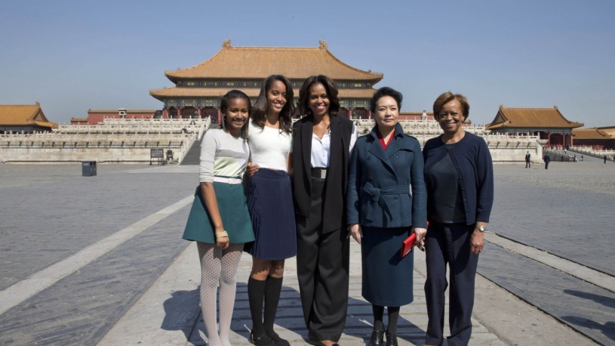 Michelle Obama su dukromis Sasha ir Malia, mama Marian ir pirmoji Kinijos ponia Peng Liyuan Uždraustajame mieste / „Reuters“/„Scanpix“ nuotr.
