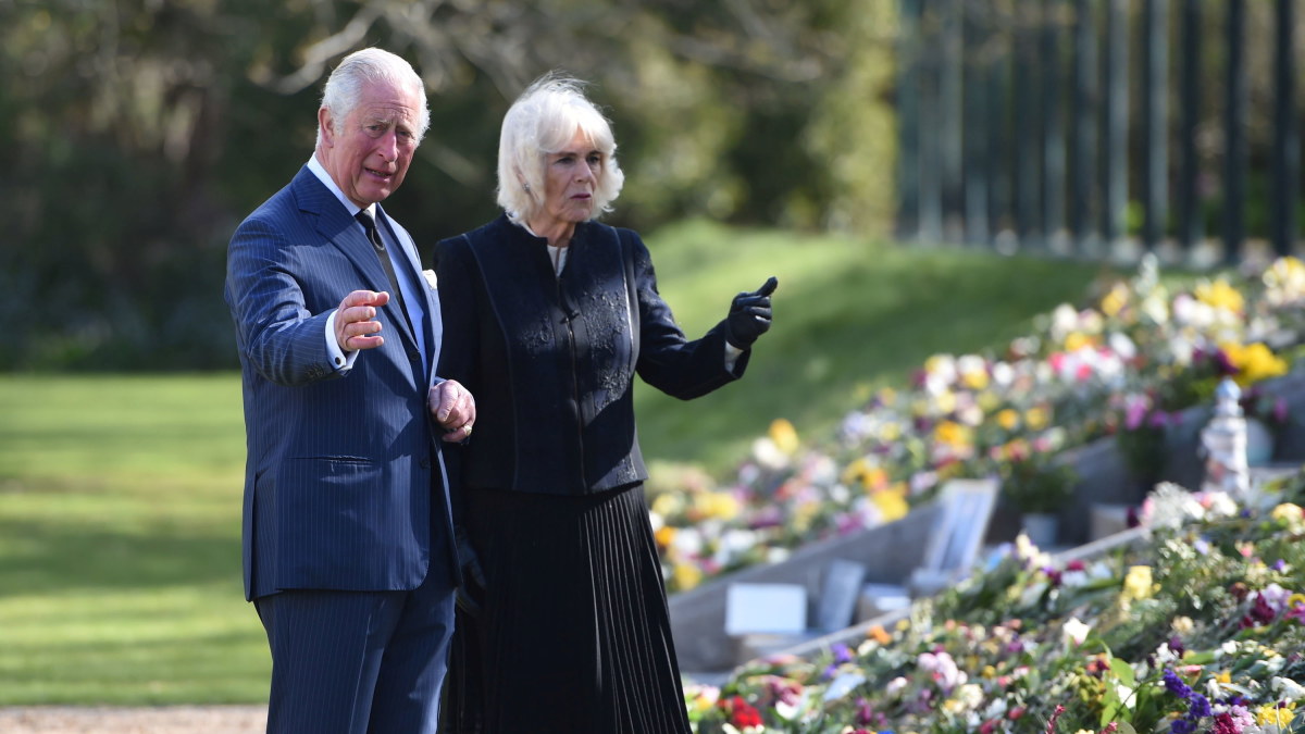 Princas Charlesas ir kunigaikštienė Camilla apsilankė prie Marlborough namų / „Scanpix“ nuotr.