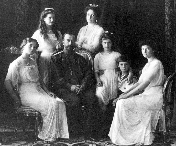 Romanovų dinastijos Rusijos caro Nikolajaus II šeima: žmona Aleksandra, keturios dukterys: Olga, Tatjana, Marija ir Anastazija, ir sūnus Aleksejus / wikimedia.org nuotr.