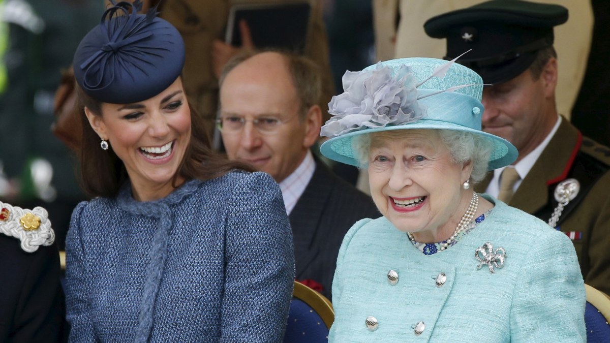 Kembridžo hercogienė Catherine ir karalienė Elizabeth II / „Reuters“/„Scanpix“ nuotr.
