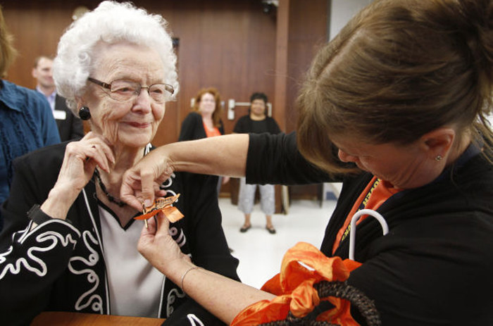 99-erių metų Audrey Crabtree gauna diplomą. / wcfcourier.com nuotr. 