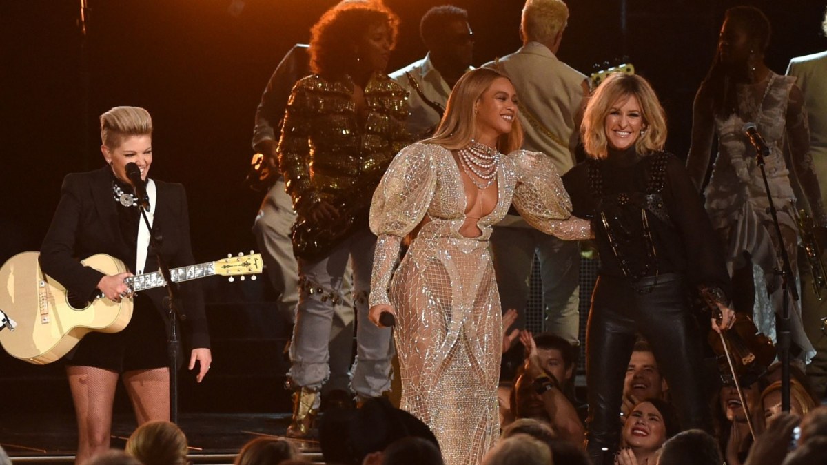 Beyonce ir „Dixie Chicks“ Kantri muzikos apdovanojimuose / AFP/„Scanpix“ nuotr.