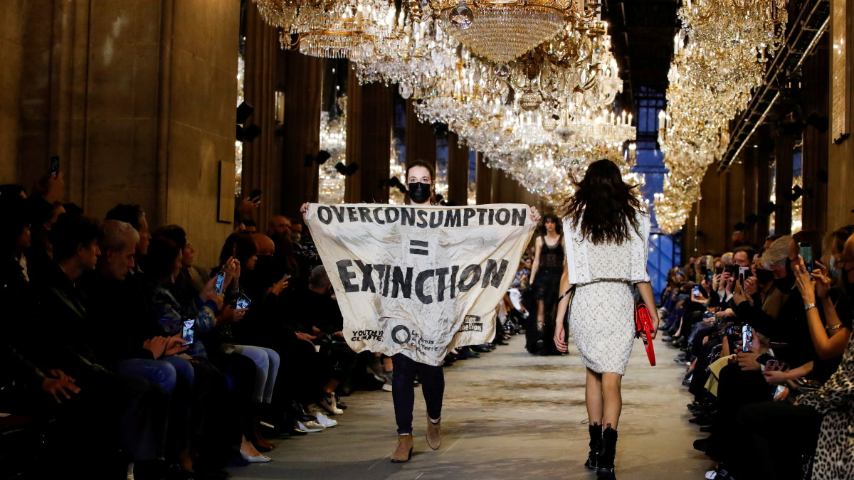 „Extinction Rebellion“ protestas „Louis Vuitton“ kolekcijos pristatyme / „Scanpix“ nuotr.