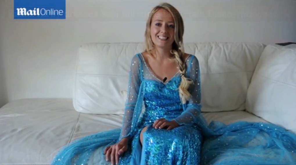 Emma Kirby, persirengusi karaliene Elsa iš filmo „Ledo šalis“ / Kadras iš vaizdo įrašo